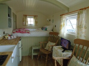 1 bedroom, WiFi, bed sheets - Well equiped shepherds hut ferrensby north yorkshire with hot tub & sauna barrel (knaresborough)