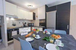 Fridge, microwave, oven, stovetop