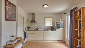 Een microgolfoven, een oven, een kookplaat, een vaatwasser