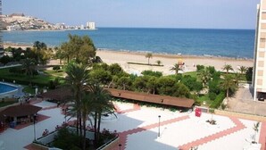 Ein Hotel mit Poolbereich, Meerblick und einem angelegten Garten.