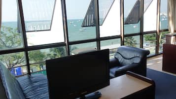 Hefðbundin svíta | Míníbar, öryggishólf í herbergi, sérvalin húsgögn, skrifborð