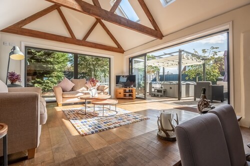 Heath Cottage dates back to 1650 and has been lovingly restored and extended.