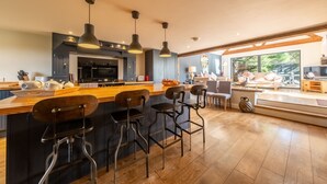 A modern kitchen with a central island, bar stools, pendant lighting, and a view to the living area. - Heath Cottage, Mattishall, Dereham , Norfolk (Mattishall)