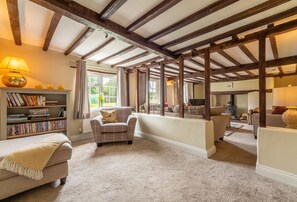 TV, fireplace - Heath Cottage dates back to 1650 and has been lovingly restored and extended. (Mattishall)