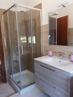 Ducha, secador de pelo, bidet, toallas