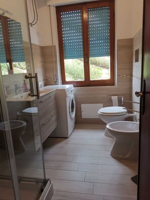Ducha, secador de pelo, bidet, toallas