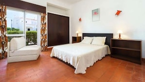 4 bedrooms, iron/ironing board, WiFi, bed sheets - Auffret Holidays - 713114/AL (Porches)