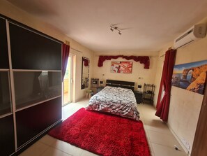 2 makuuhuonetta, tallelokero huoneessa, silitysrauta/-lauta