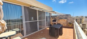 Outdoor dining - IL-BEJTA  PENTHOUSE. (Il-Qala)