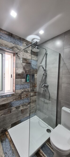 Douche, sèche-cheveux, serviettes fournies, savon
