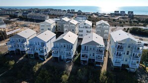 Un quartier résidentiel situé sur la côte, avec des immeubles à plusieurs étages dotés de balcons et offrant une vue sur l’océan.