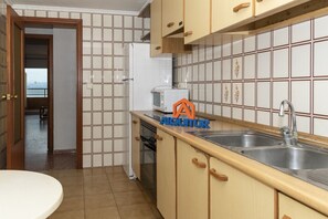 ثلاجة، ميكروويف، فرن، ماكينة لصنع القهوة/الشاي