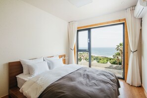 1 bedroom, down duvets, memory-foam beds, free WiFi - U plus Sea (Seogwipo)