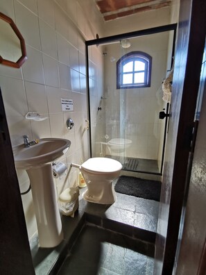 Regadera, jabón, papel de baño 