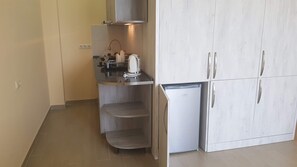 電冰箱、爐台、電熱水壺、鍋具/餐盤/廚房用品