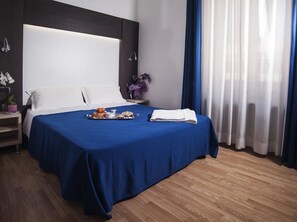 Kamar Double Klasik | Brankas, setrika/meja setrika, dan seprai linen