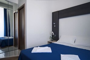 Brankas, setrika/meja setrika, dan seprai linen