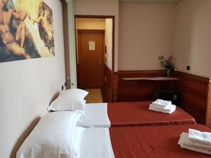 In-room safe, iron/ironing board, bed sheets - Hotel Louisiana (Rome)