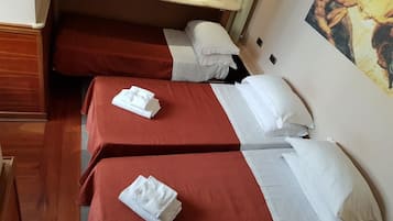 Klassieke driepersoonskamer | Een kluis op de kamer, een strijkplank/strijkijzer, beddengoed