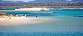 Champagne Court 1 close to Bowling club and rockpool