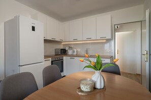 茶具/咖啡用具、冰箱、微波炉、烤箱