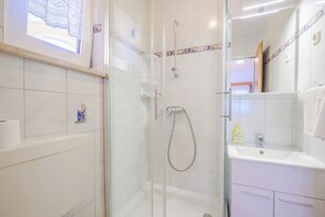 Dusche, Haartrockner, Handtücher, Seife