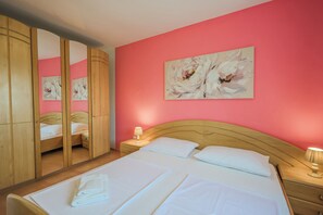 3 slaapkamers, een strijkplank/strijkijzer, reisbedje, gratis wifi