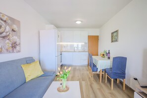 Televisión y chimenea 