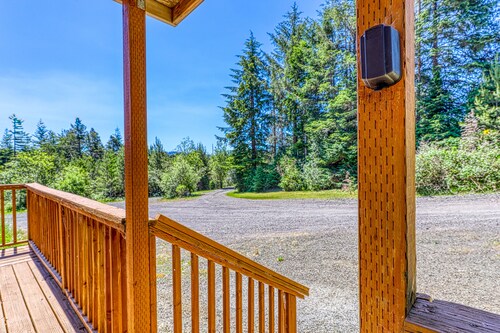 Secluded & comfortable dog-friendly home with deck plus ATV/boat parking