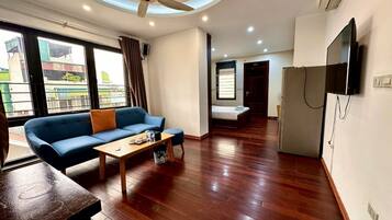 Quarto casal | Frigobar, escrivaninha, espaço de trabalho para notebook