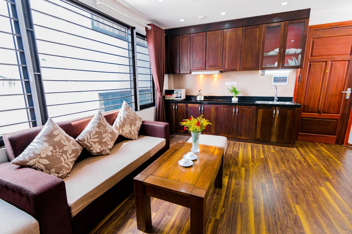Apartment, 2 Bedrooms | 1 bilik tidur, bar mini, meja, ruang kerja komputer riba