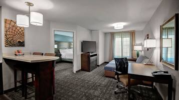 Escritorio, espacio para trabajar con laptop y cortinas blackout