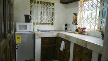 Lemari es, microwave, oven, dan kompor