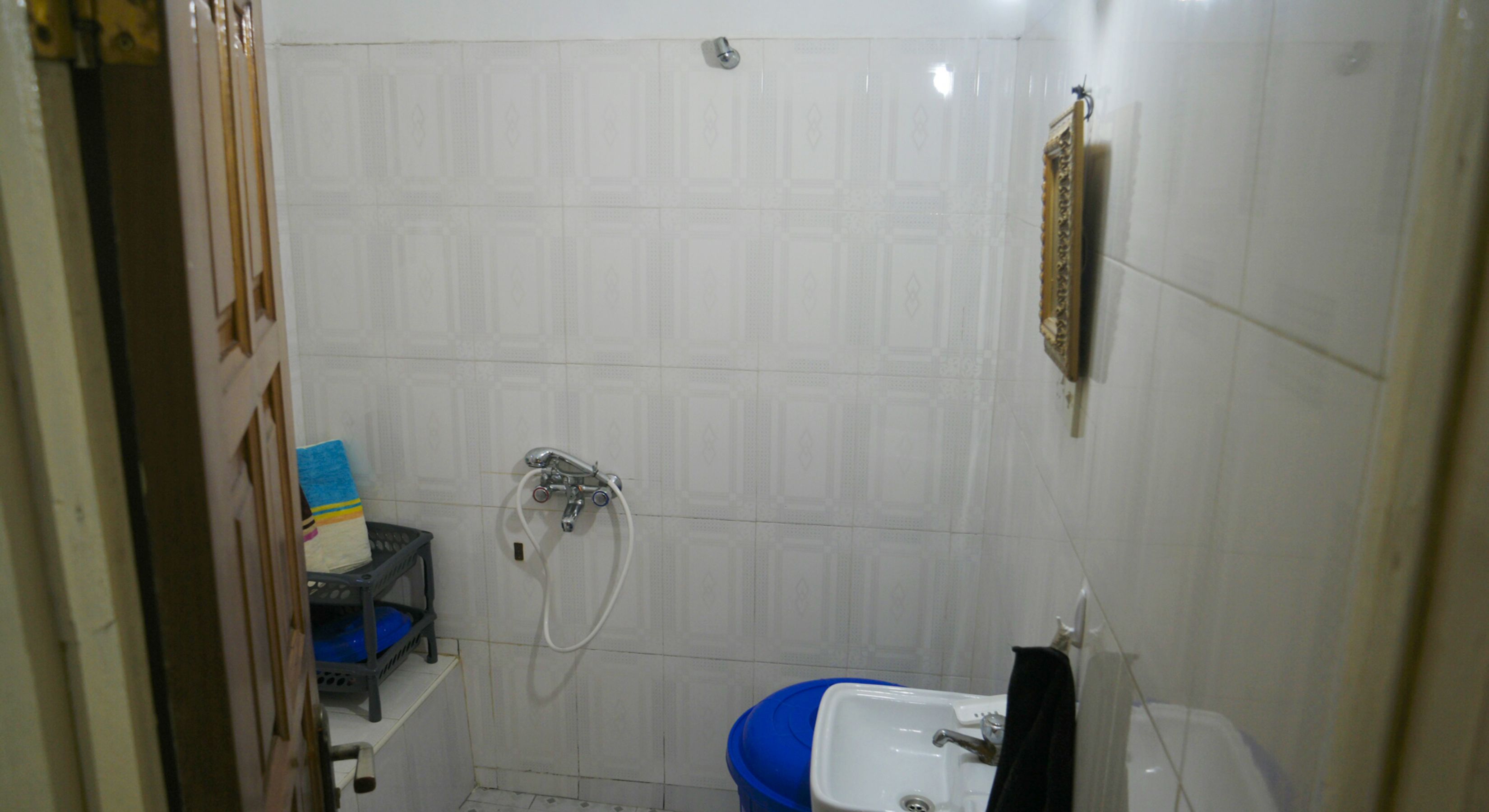 Douche, serviettes fournies, savon, papier toilette