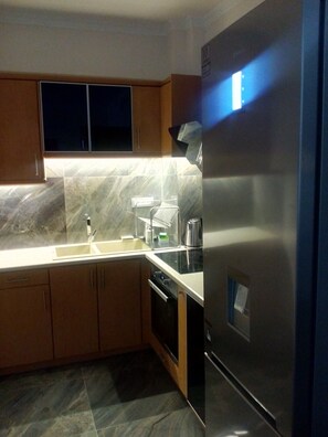 Kühlschrank, Ofen, Toaster, Kochgeschirr/Geschirr/Besteck