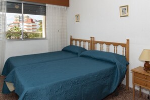 1 dormitorio, tabla de planchar con plancha, ropa de cama