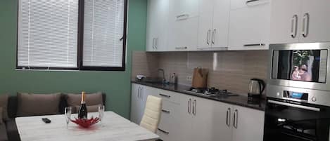 Frigorífico, microondas, horno y placa de cocina