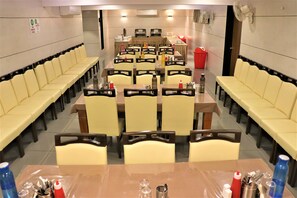 Breakfast area - Hotel Alfa (Surat)