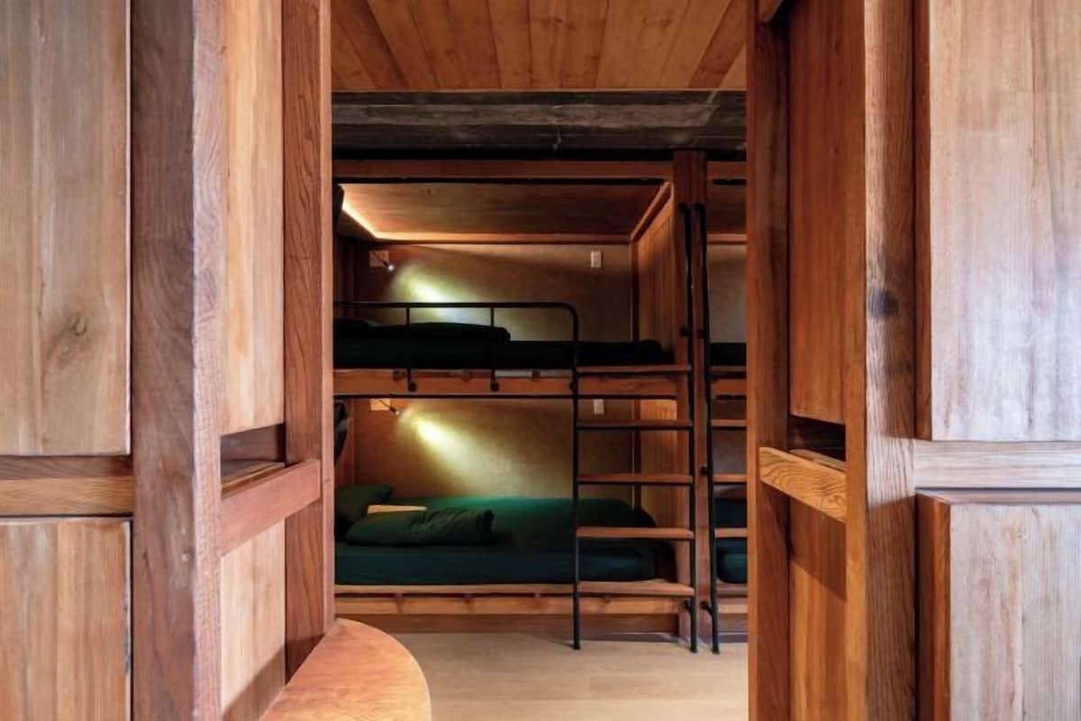 Un interior de fusta amb lliteres i una escala.