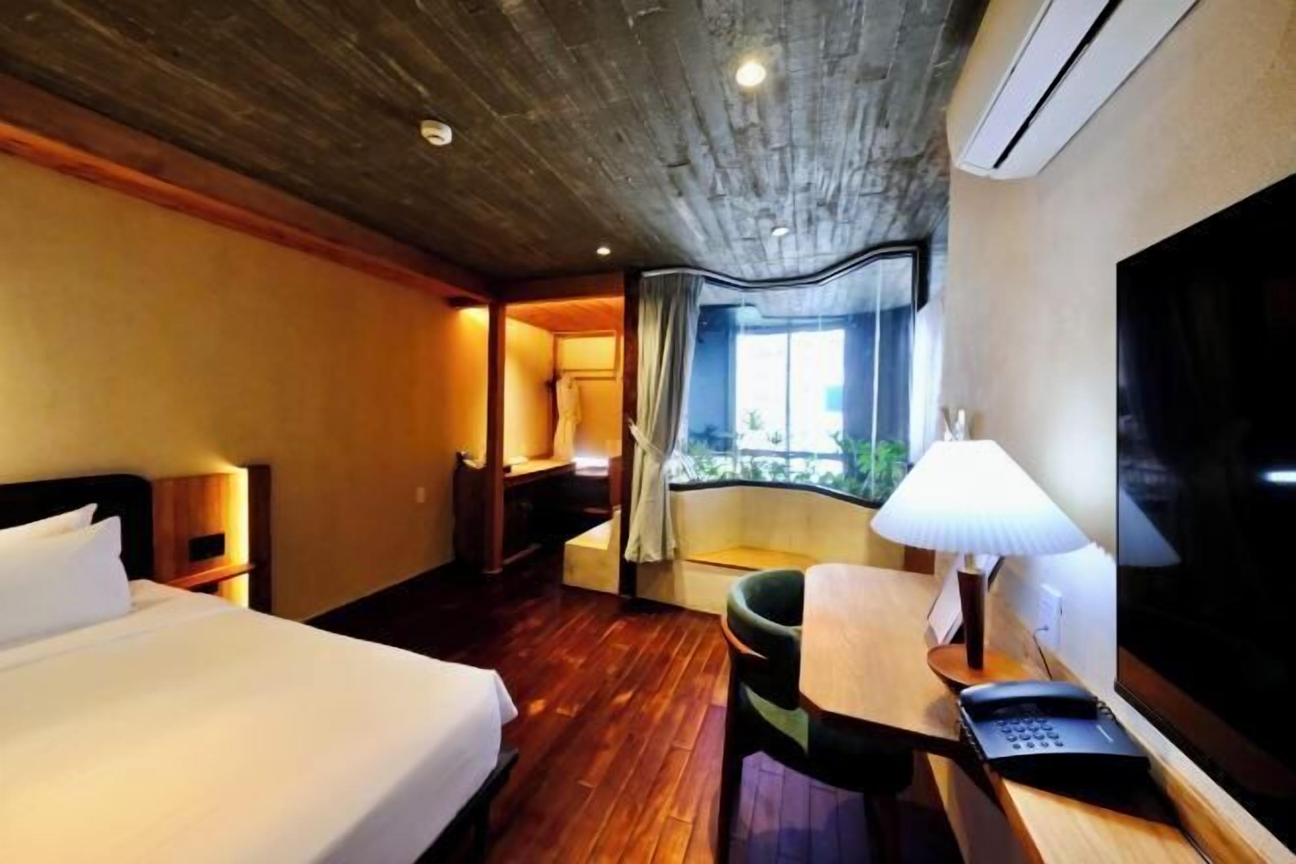 Blackout drapes, soundproofing, free WiFi, bed sheets