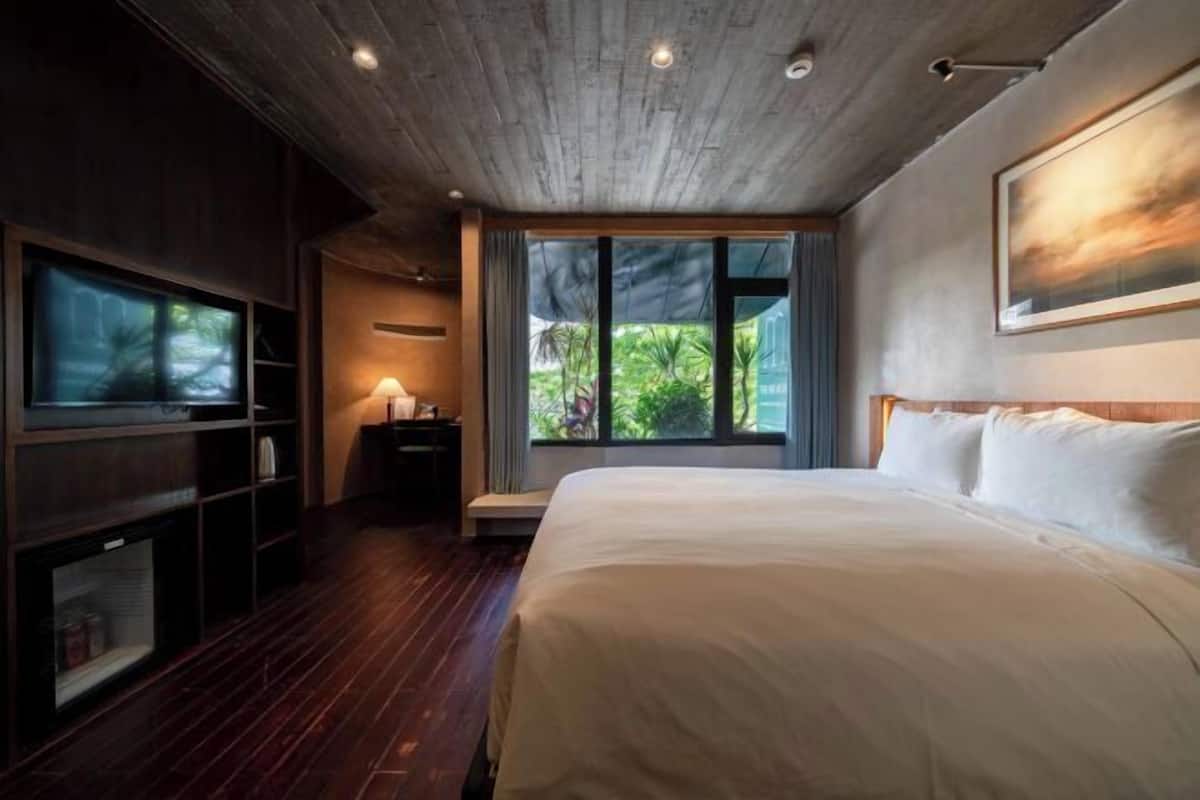 Blackout drapes, soundproofing, free WiFi, bed sheets