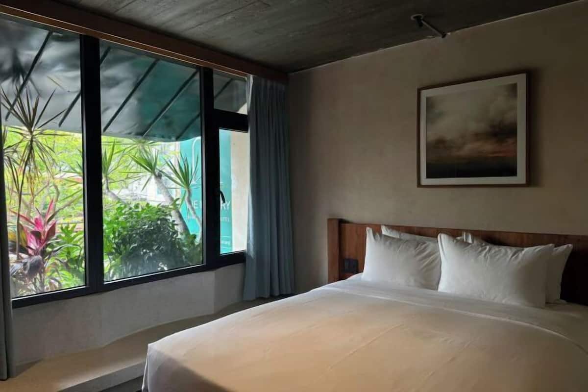 Blackout curtains, soundproofing, free WiFi, bed sheets