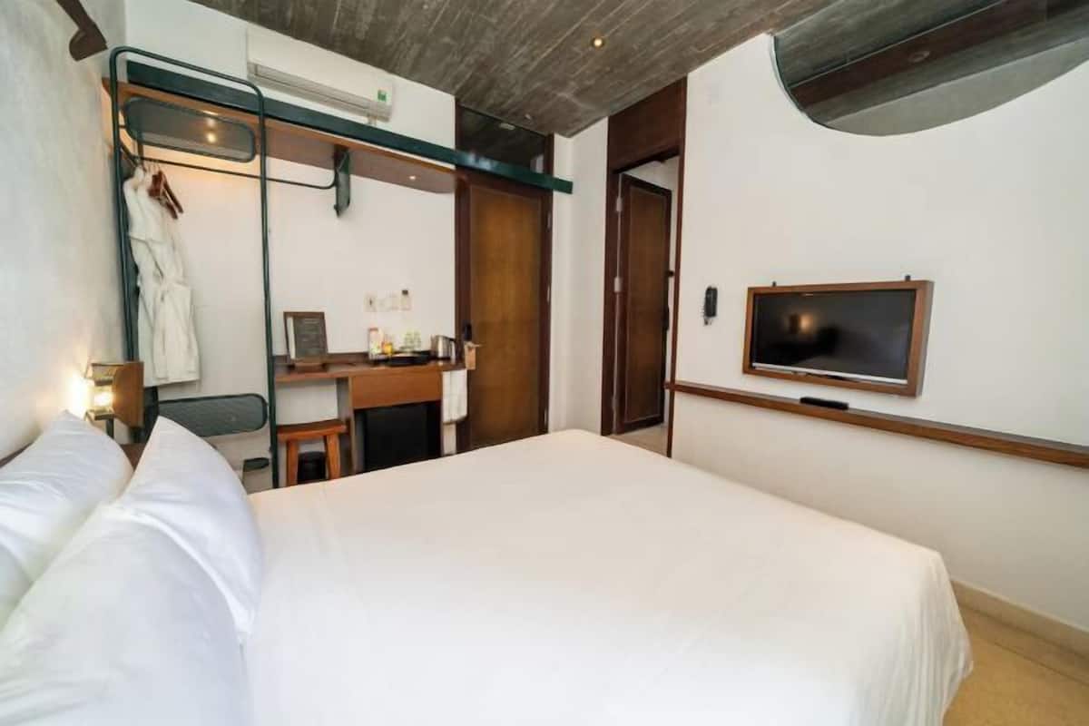 Soundproofing, free WiFi, bed sheets