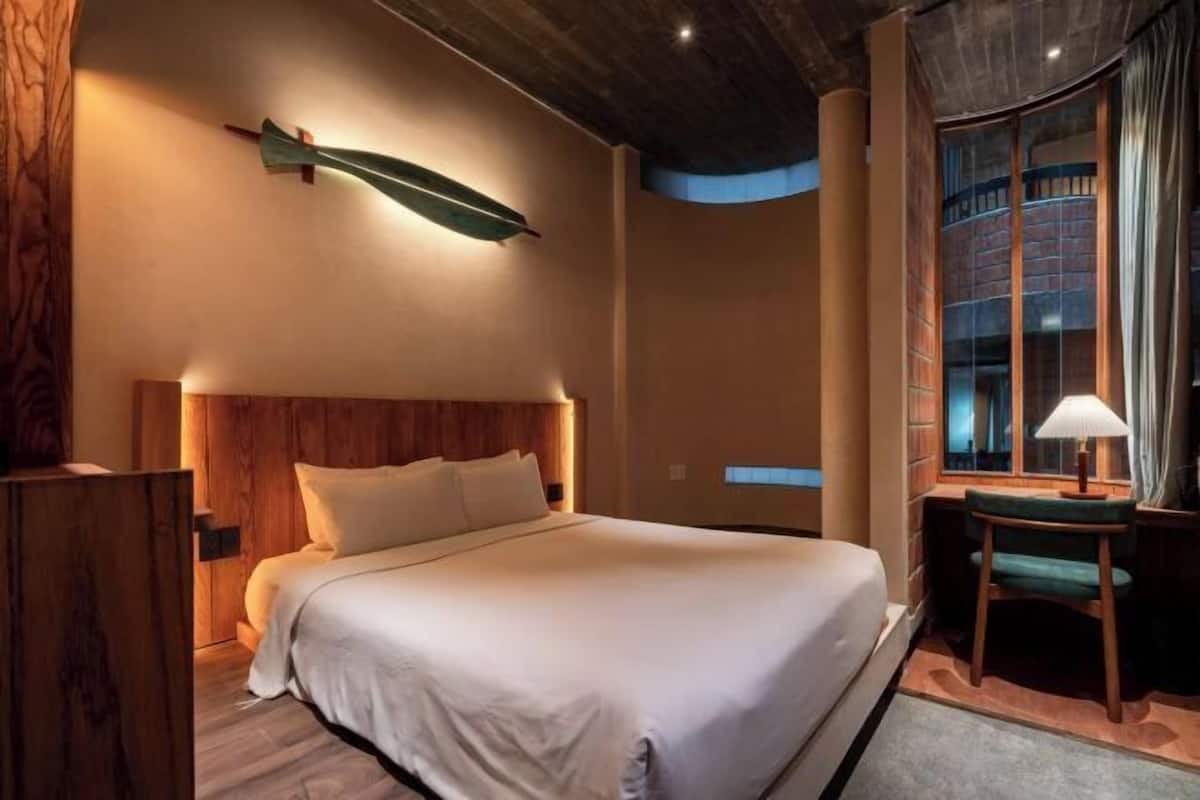 Blackout drapes, soundproofing, free WiFi, bed sheets