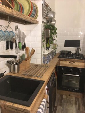 ثلاجة، فرن، موقد طهي مسطح، ماكينة لصنع القهوة/الشاي