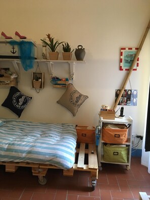 2 عدّة غرف نوم وخدمة الإنترنت وملاءات أسرّة