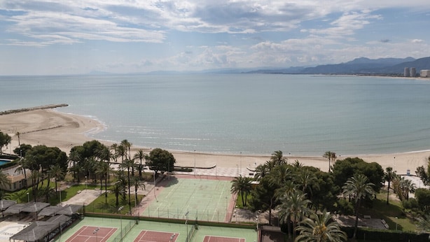 A beach with a tennis court and palm trees. - FLORAZAR 2, VI-15-A (Cullera)
