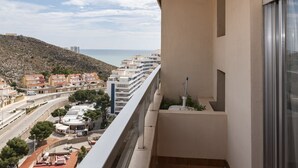 A balcony with a view of a coastal town and the sea. - FLORAZAR 2, VI-15-A (Cullera)