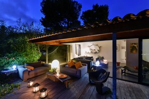 Property grounds - Architect villa with pool and sea view (Ollioules)