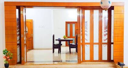 Die Madurai Homes wohnen in Zimmern mit klassischer Architektur
